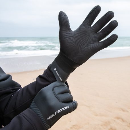 2020 Neil Pryde Armor Skin 3mm Kiteboarding Glove Palm on Hands Closeup